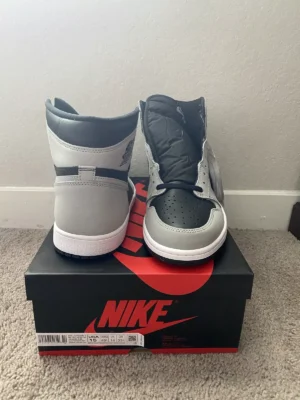 Air Jordan 1 High OG Shadow 2.0 – Neutral Grey Leather