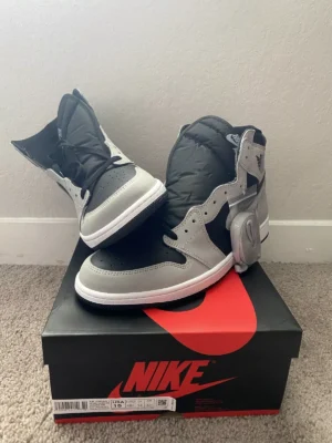 Air Jordan 1 High OG Shadow 2.0 – Neutral Grey Leather