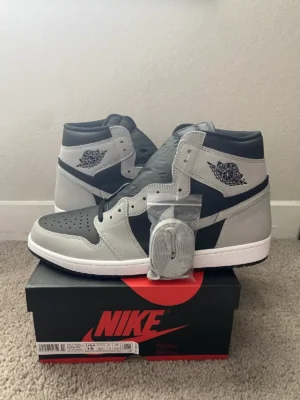 Air Jordan 1 High OG Shadow 2.0 – Neutral Grey Leather